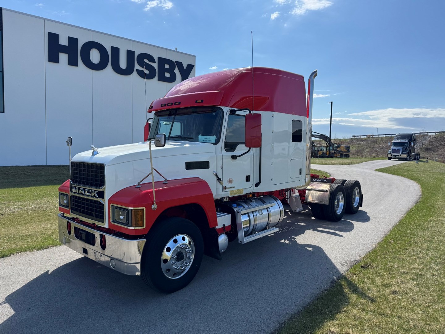 Used 2023 Mack Pinnacle - image 1